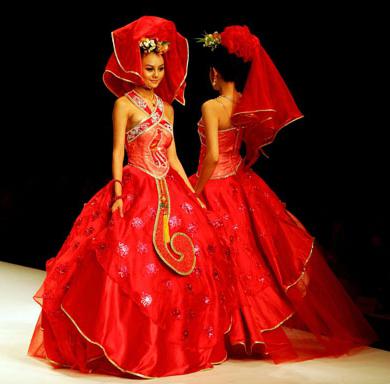 svajonių raudona suknelė ant moters
